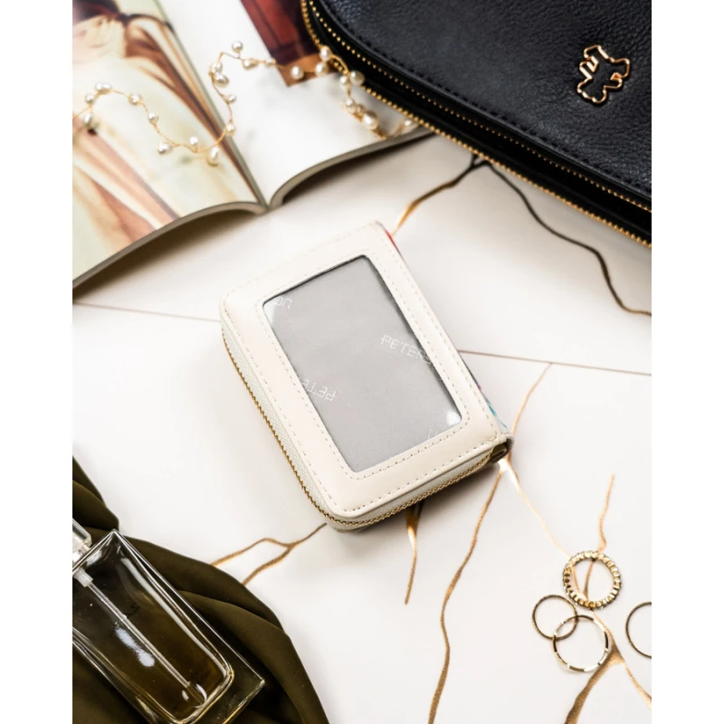 Portfel damski w kwiaty wykonany ze skóry naturalnej i ekologicznej, zamykany na zatrzask i suwak - Peterson