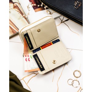 Portfel damski w kwiaty wykonany ze skóry naturalnej i ekologicznej, zamykany na zatrzask i suwak - Peterson