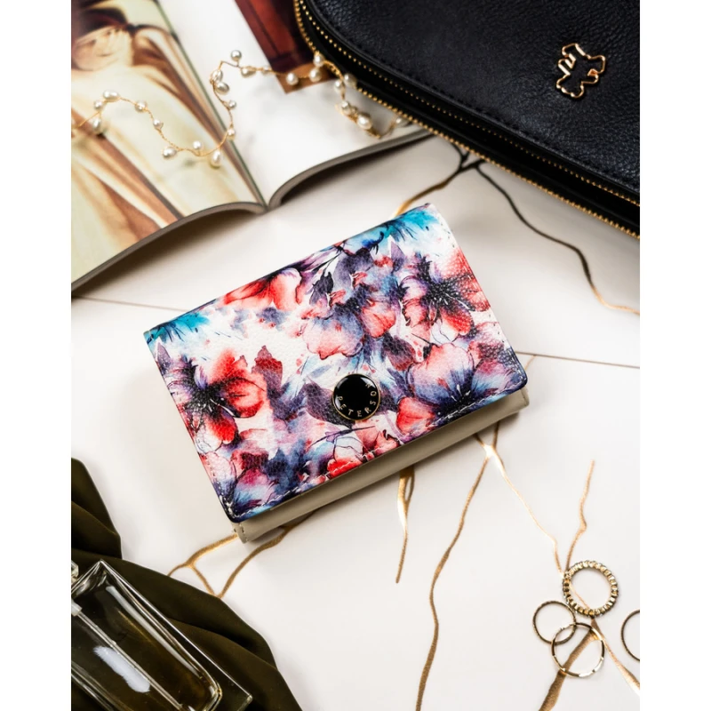 Portfel damski w kwiaty wykonany ze skóry naturalnej i ekologicznej, zamykany zatrzaskiem - Peterson