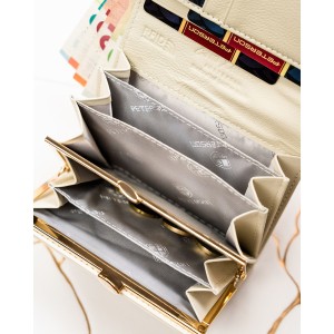 Portfel damski w kwiaty wykonany ze skóry naturalnej i ekologicznej, zamykany zatrzaskiem - Peterson