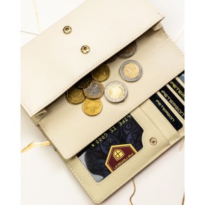 Elegancki portfel damski w kwiaty wykonany ze skóry naturalnej i ekologicznej zamykany zatrzaskiem - Peterson