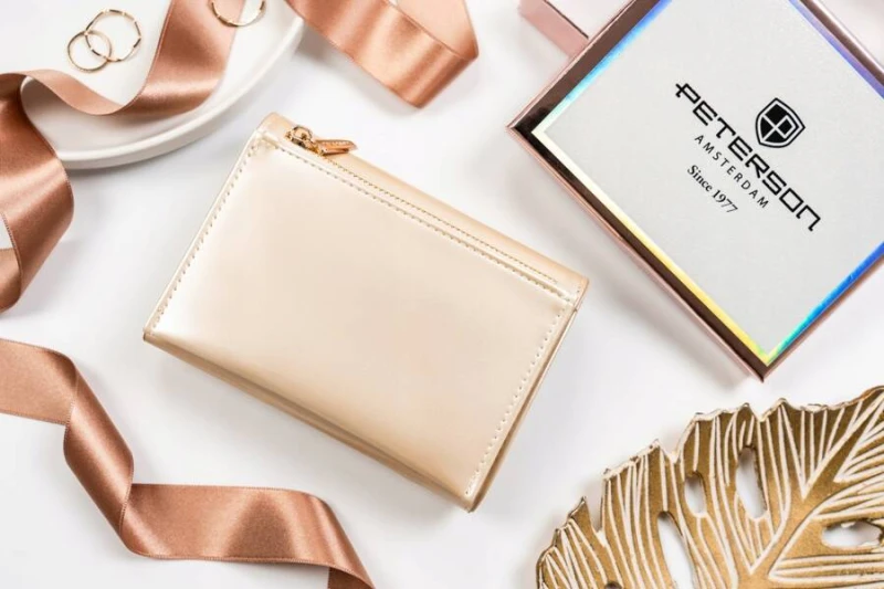 Portfel damski ze skóry ekologicznej na zatrzask i suwak - Peterson
