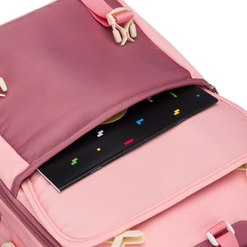 Pojemny plecak szkolny z poliestru w różowym kolorze zawieszony na regulowanych szelkach - Peterson