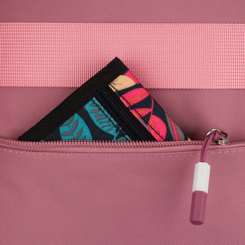 Pojemny plecak szkolny z poliestru w różowym kolorze zawieszony na regulowanych szelkach - Peterson