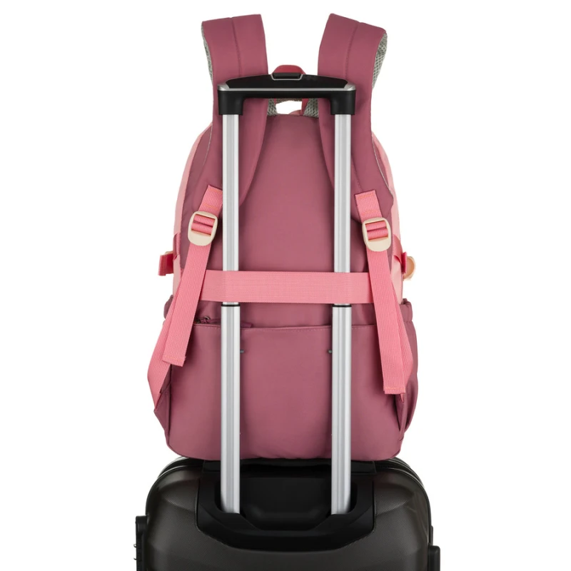 Pojemny plecak szkolny z poliestru w różowym kolorze zawieszony na regulowanych szelkach - Peterson