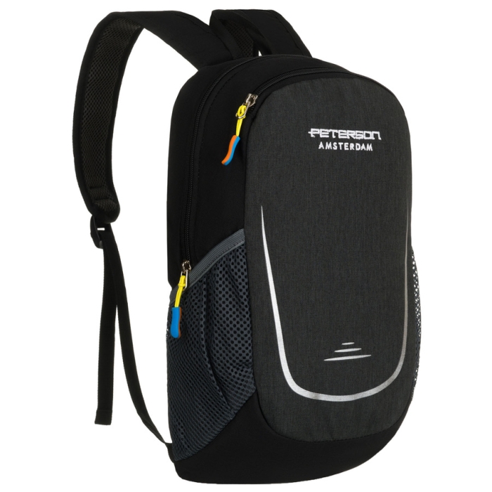 Czarny, turystyczny plecak zawieszony na regulowanych szelkach - Peterson