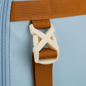 Plecak szkolny z poliestru w błękitnym kolorze zawieszony na regulowanych szelkach - Peterson