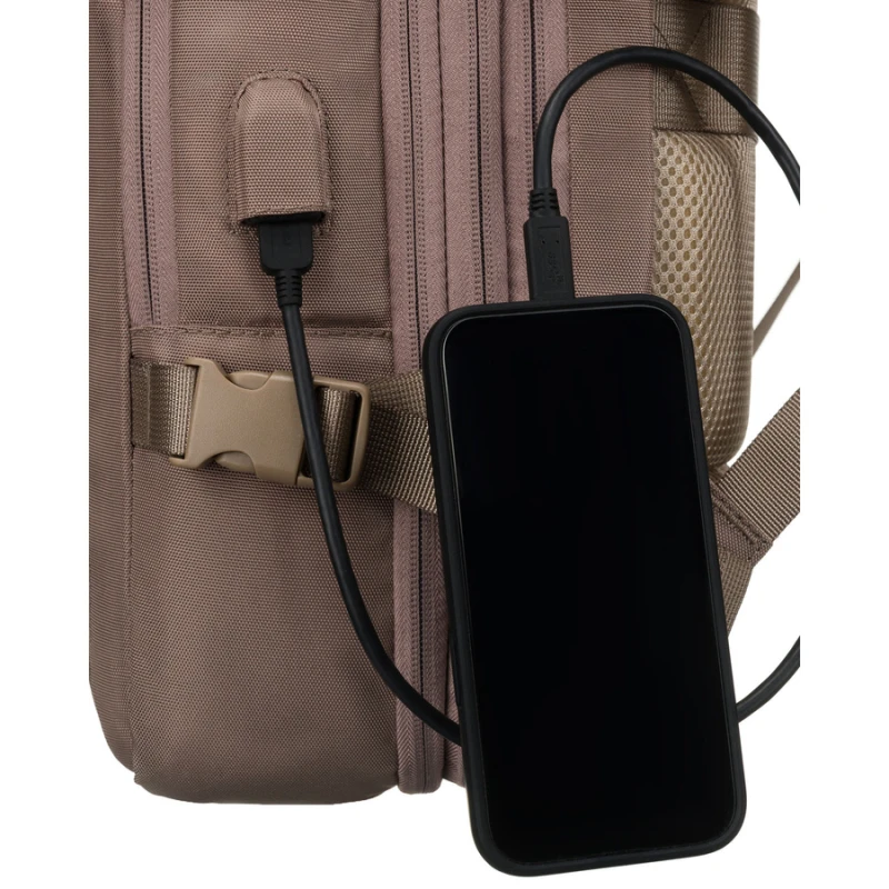 Zintegrowany port USB w plecaku Peterson – widok z boku