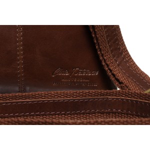 Mała, skórzana listonoszka męska w brązowym kolorze zamykana suwakiem - Peterson