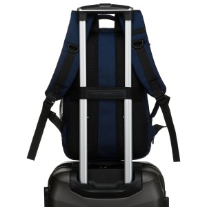 Plecak Peterson nasunięty na uchwyt walizki – wygoda w podróży