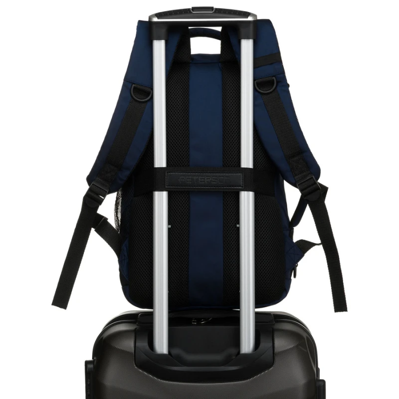 Plecak Peterson nasunięty na uchwyt walizki – wygoda w podróży