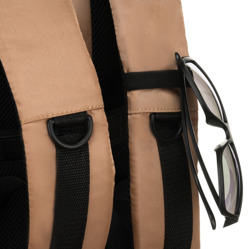 Plecak podróżny z poliestru w beżowym kolorze, zawieszony na oddychających szelkach - Peterson
