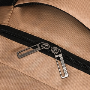 Plecak podróżny z poliestru w beżowym kolorze, zawieszony na oddychających szelkach - Peterson