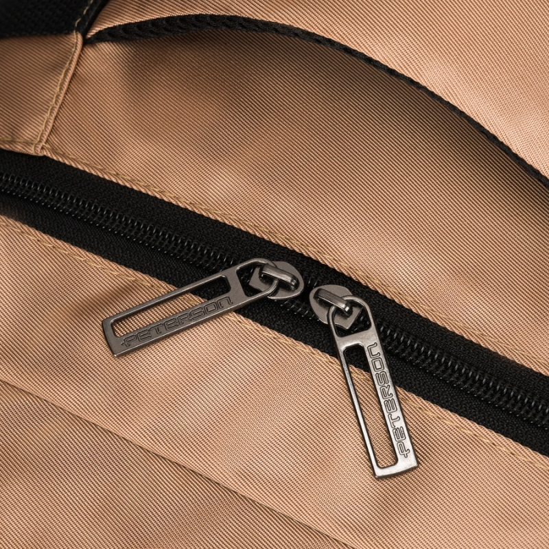 Plecak podróżny z poliestru w beżowym kolorze, zawieszony na oddychających szelkach - Peterson