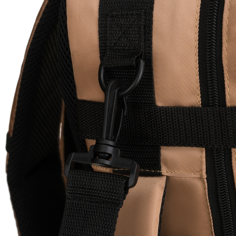 Plecak podróżny z poliestru w beżowym kolorze, zawieszony na oddychających szelkach - Peterson