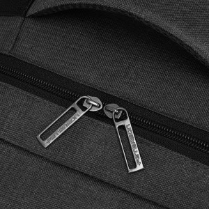 Pojemny, podróżny i czarny plecak z poliestru idealny na bagaż podręczny - Peterson