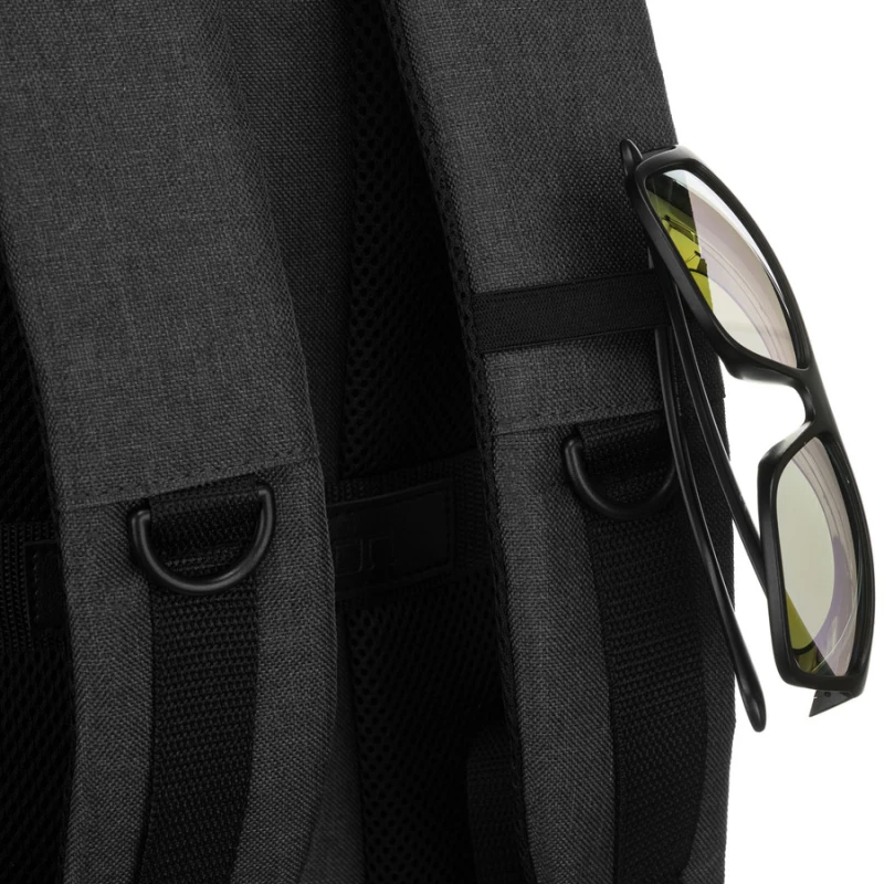 Pojemny, podróżny i czarny plecak z poliestru idealny na bagaż podręczny - Peterson