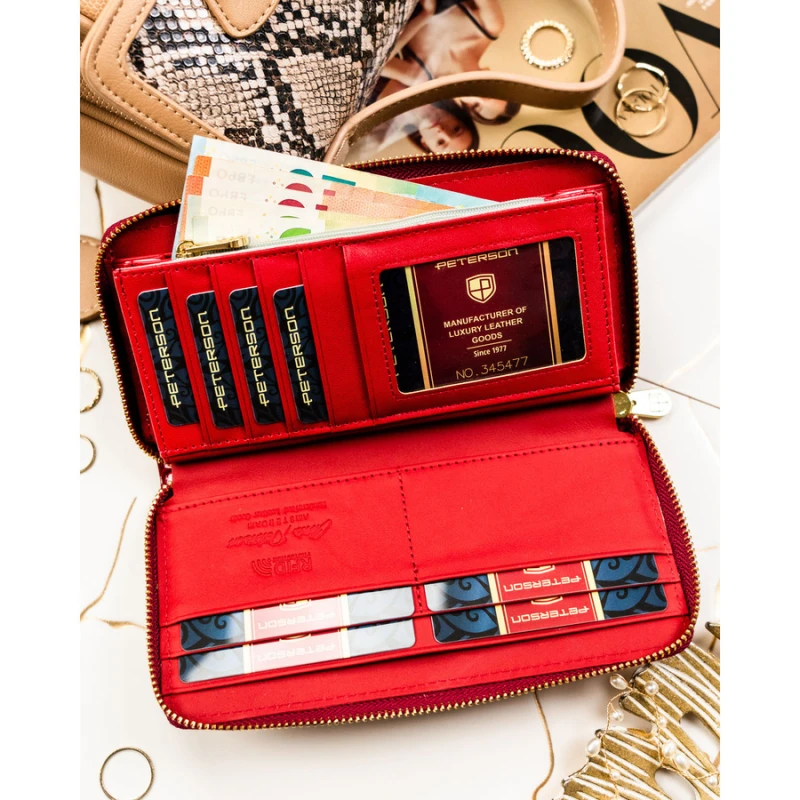 Duży portfel damski z lakierowanej skóry naturalnej w czerwonym kolorze zamykany suwakiem - Peterson