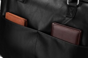 "Stylowa torba na laptopa z dodatkowymi kieszeniami na przedniej stronie i funkcjonalnym wnętrzem, idealna na co dzień."