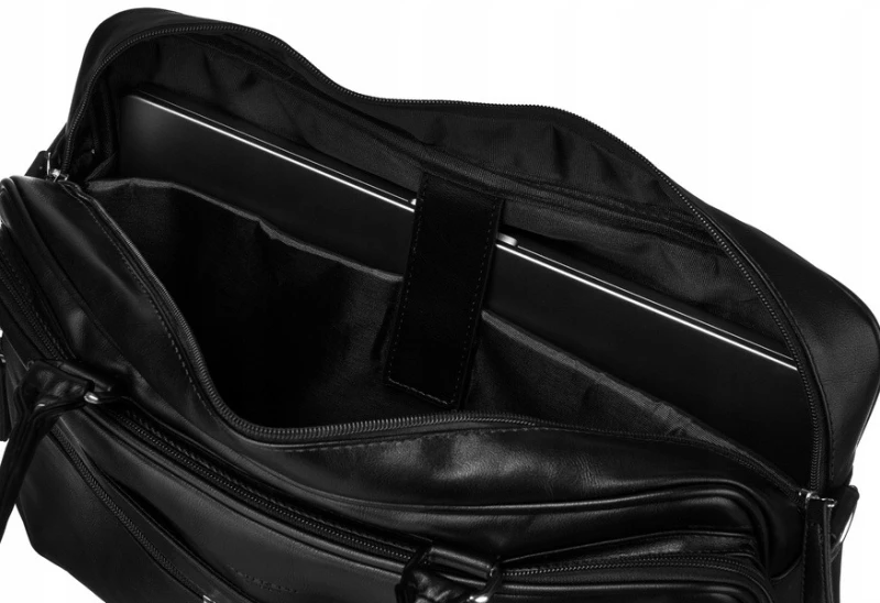 "Torba Peterson z przestronną komorą główną i zamkiem błyskawicznym. Doskonała dla mężczyzn szukających eleganckiego i funkcjonalnego rozwiązania."