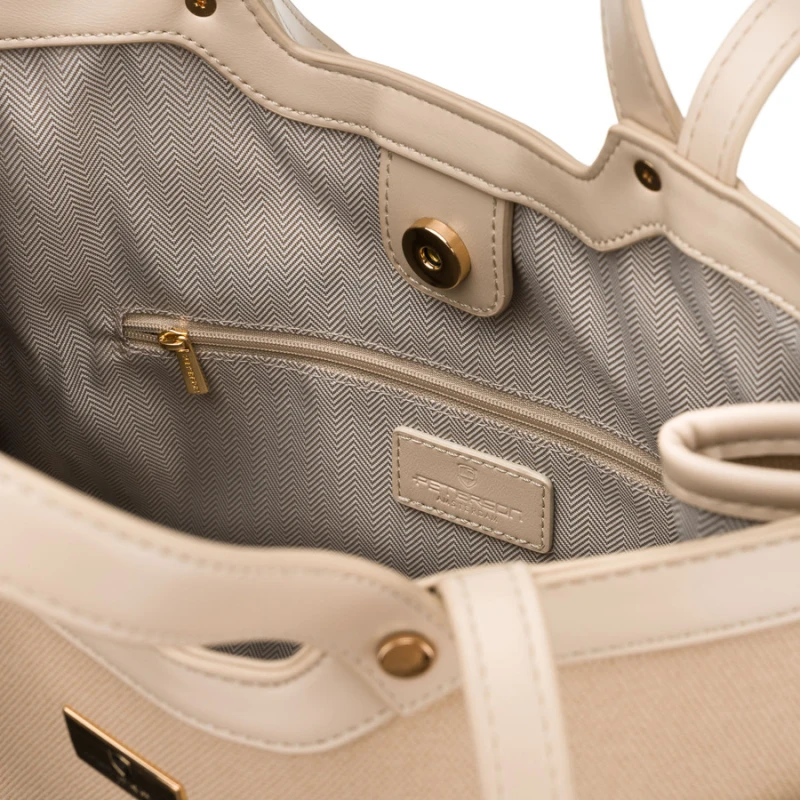 Wnętrze beżowej torebki damskiej Peterson z kieszeniami i podszewką