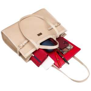 Beżowa torebka damska Peterson noszona na ramieniu – stylizacja codzienna