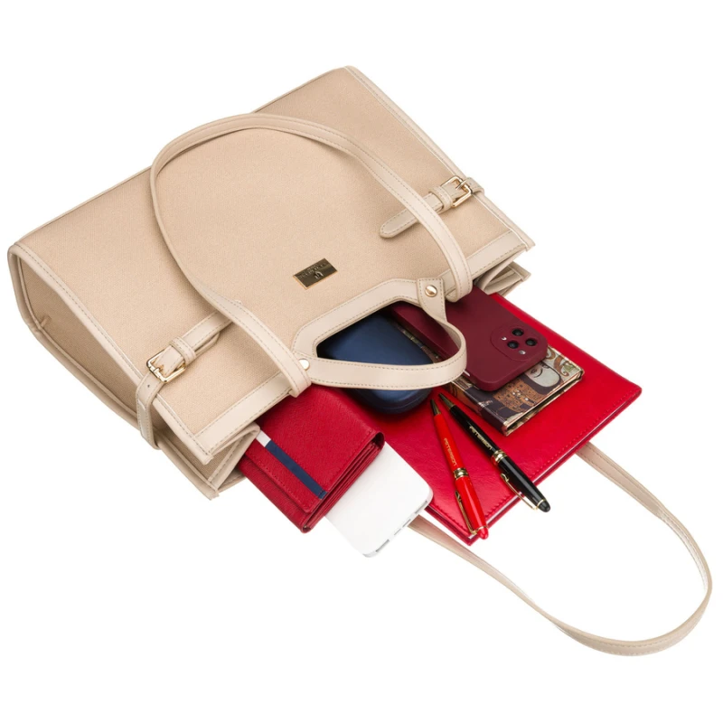 Beżowa torebka damska Peterson noszona na ramieniu – stylizacja codzienna