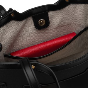 Czarna torebka damska zamykana klipsem magnetycznym, zawieszona na wygodnych uchwytach - Peterson