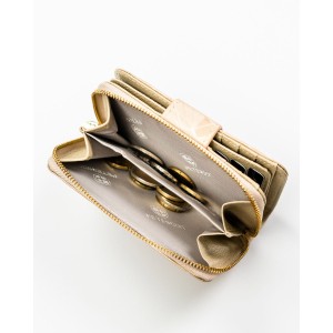 Portfel wykonany ze skóry naturalnej i ekologicznej w beżowym kolorze, zamykany na suwak i zatrzask - Peterson