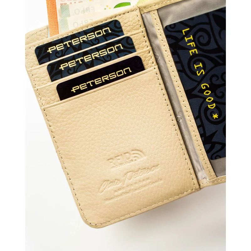 Portfel wykonany ze skóry naturalnej i ekologicznej w beżowym kolorze, zamykany na suwak i zatrzask - Peterson