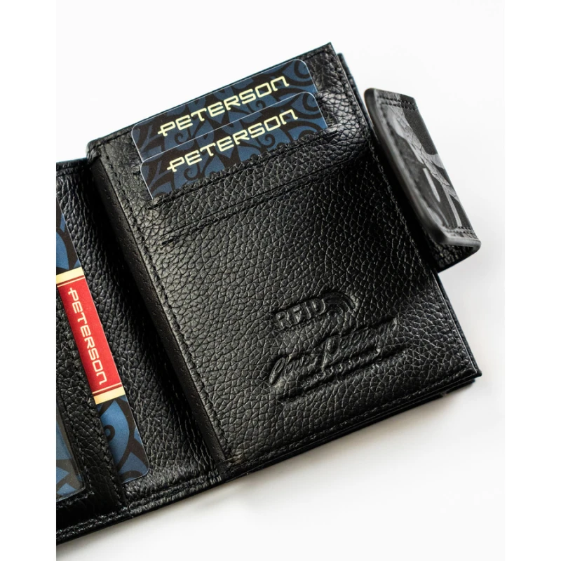 Mały portfel damski w czarnym kolorze zamykany na bigiel i zatrzask - Peterson
