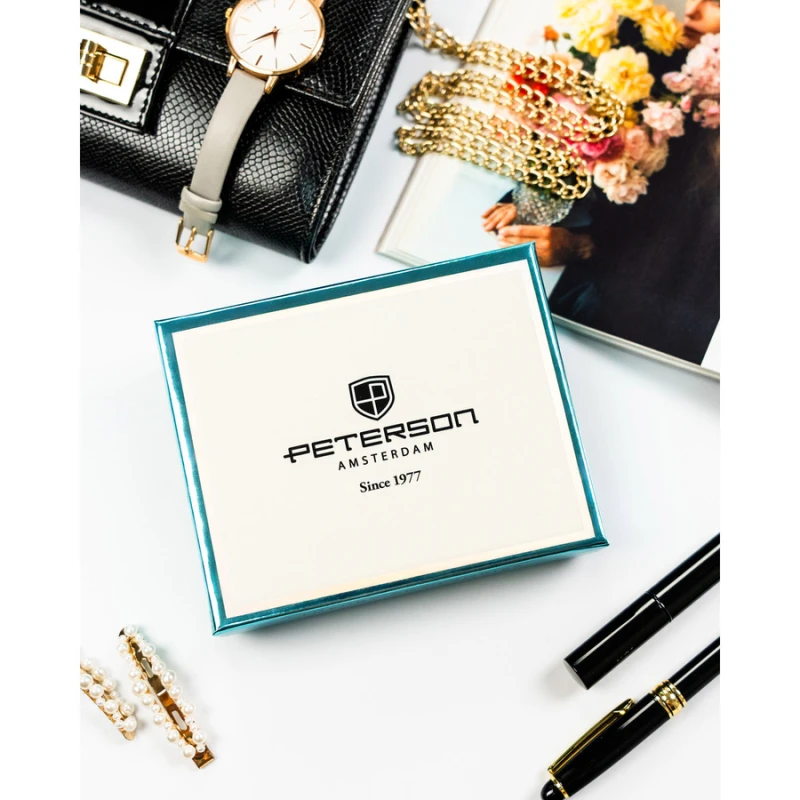 Mały portfel damski w czarnym kolorze zamykany na bigiel i zatrzask - Peterson