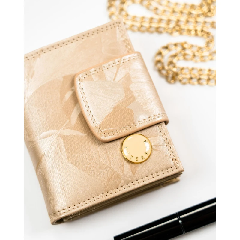Mały, beżowy portfel damski zamykany na bigiel i zatrzask, pokryty roślinnym wzorem - Peterson