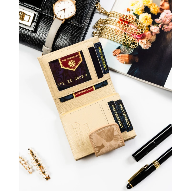 Mały, beżowy portfel damski zamykany na bigiel i zatrzask, pokryty roślinnym wzorem - Peterson