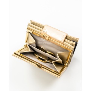 Mały, beżowy portfel damski zamykany na bigiel i zatrzask, pokryty roślinnym wzorem - Peterson