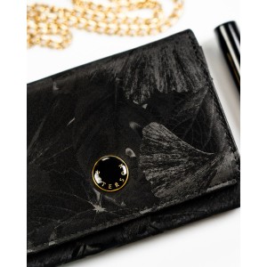 Poziomy portfel damski ze skóry naturalnej i ekologicznej w czarnym kolorze zamykany zatrzaskiem - Peterson