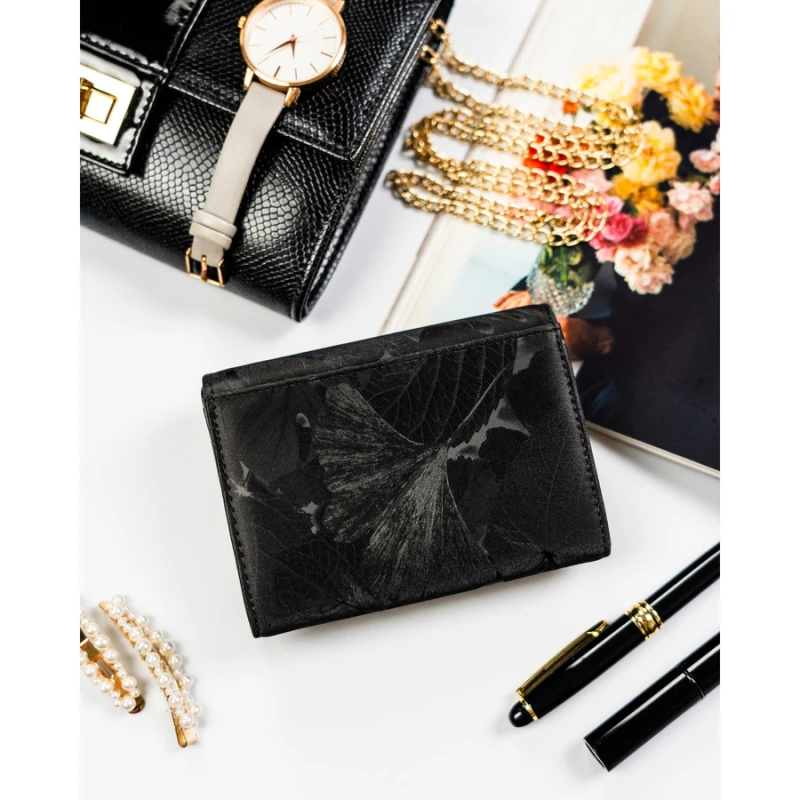 Poziomy portfel damski ze skóry naturalnej i ekologicznej w czarnym kolorze zamykany zatrzaskiem - Peterson