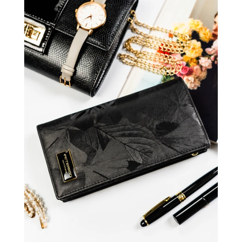 Duży, pionowy portfel damski w czarnym kolorze zamykany na magnes i suwak - Peterson