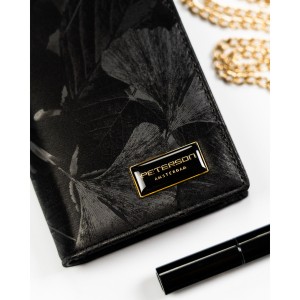 Duży, pionowy portfel damski w czarnym kolorze zamykany na magnes i suwak - Peterson