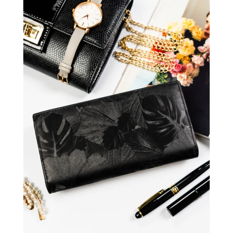 Duży, pionowy portfel damski w czarnym kolorze zamykany na magnes i suwak - Peterson