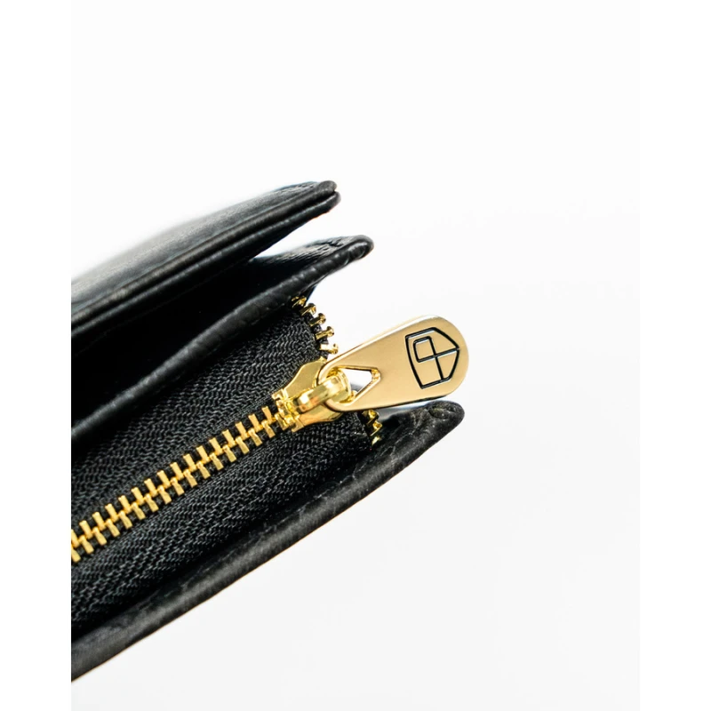 Duży, pionowy portfel damski w czarnym kolorze zamykany na magnes i suwak - Peterson