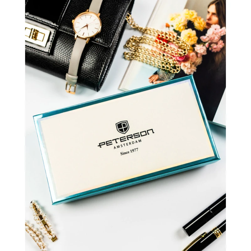 Duży, pionowy portfel damski w czarnym kolorze zamykany na magnes i suwak - Peterson