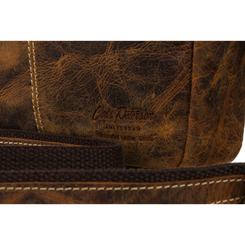 Skórzana listonoszka męska z klapką w brązowym kolorze - Peterson