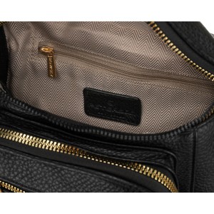 Czarna saszetka damska ze skóry ekologicznej, zamykana suwakiem i zawieszona na regulowanym pasku - Peterson