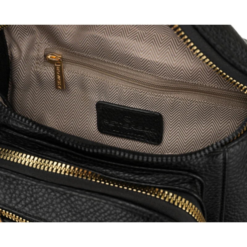 Czarna saszetka damska ze skóry ekologicznej, zamykana suwakiem i zawieszona na regulowanym pasku - Peterson