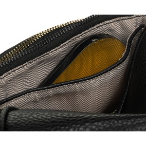 Czarna saszetka damska ze skóry ekologicznej, zamykana suwakiem i zawieszona na regulowanym pasku - Peterson