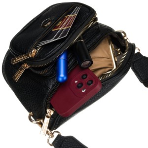 Czarna saszetka damska ze skóry ekologicznej, zamykana suwakiem i zawieszona na regulowanym pasku - Peterson