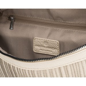 Modna saszetka damska wykonana ze skóry ekologicznej w jasnobeżowym kolorze, zamykana suwakiem - Peterson