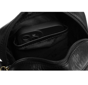 Wnętrze czarnej listonoszki Peterson ze skóry naturalnej z kieszeniami