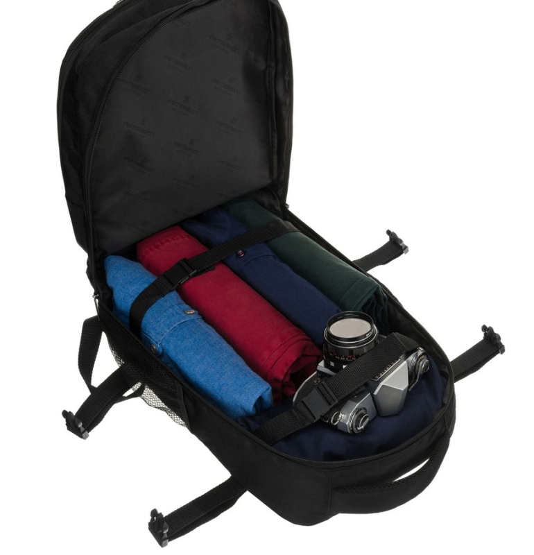 Dwukomorowy czarny plecak Peterson – otwarta główna komora z pasami zabezpieczającymi